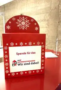 Die Spendenbox des Weihnachtswunder-Teams steht schon bereit. Auch auf dem Haarzopfer Weihnachtsmarkt 2026